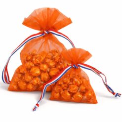 Oranje organza zakjes met snoepjes