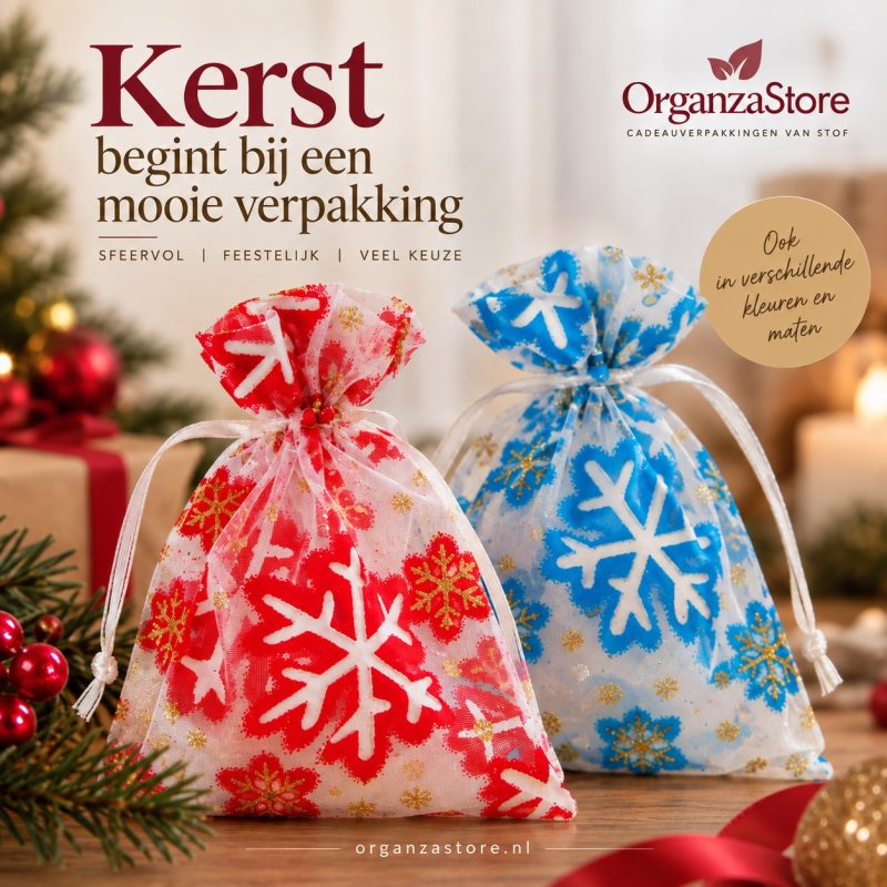 Rode en blauwe organza kerstzakjes met sneeuwvlokken als feestelijke cadeauverpakking